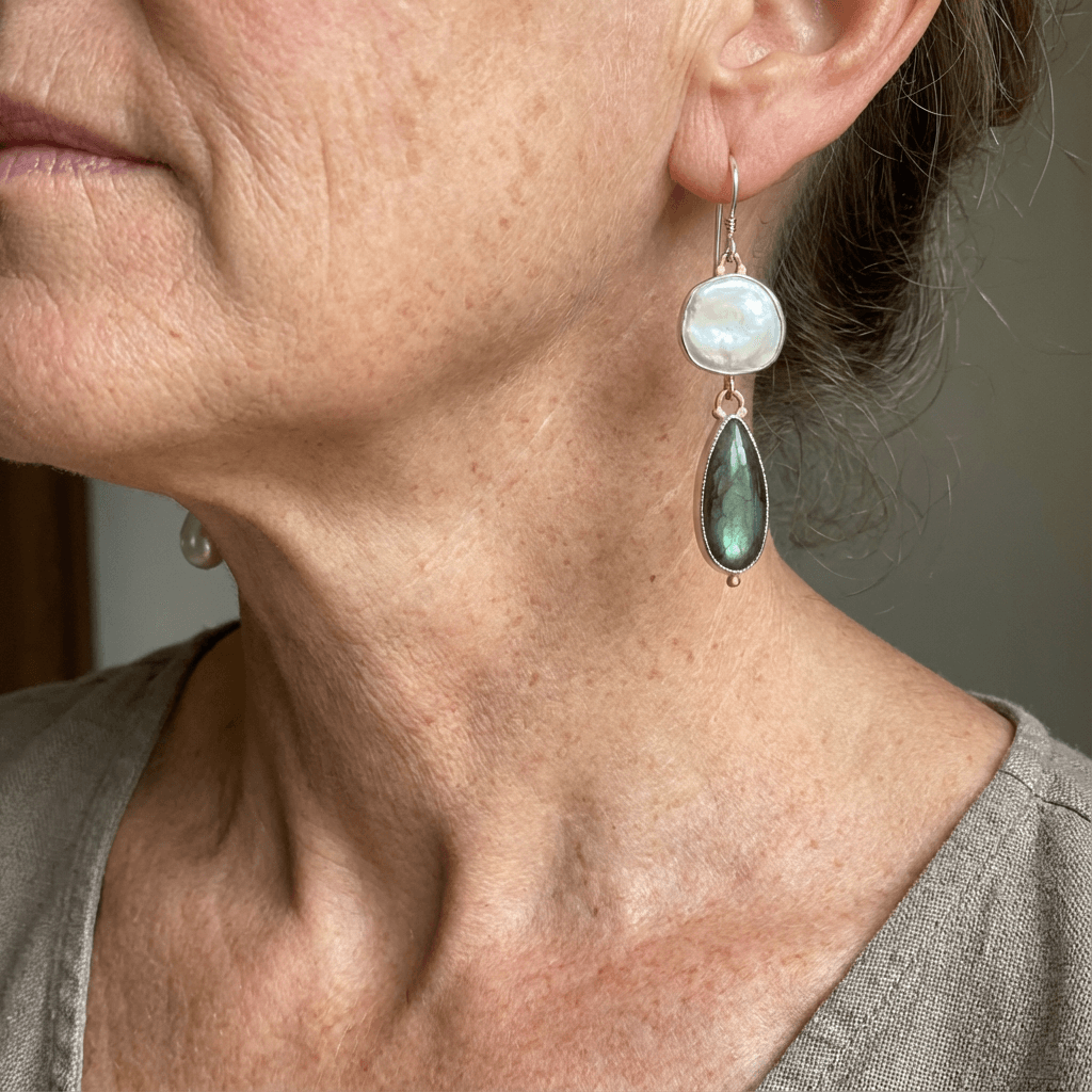 Elegantes pendientes llamativos con perlas de labradorita