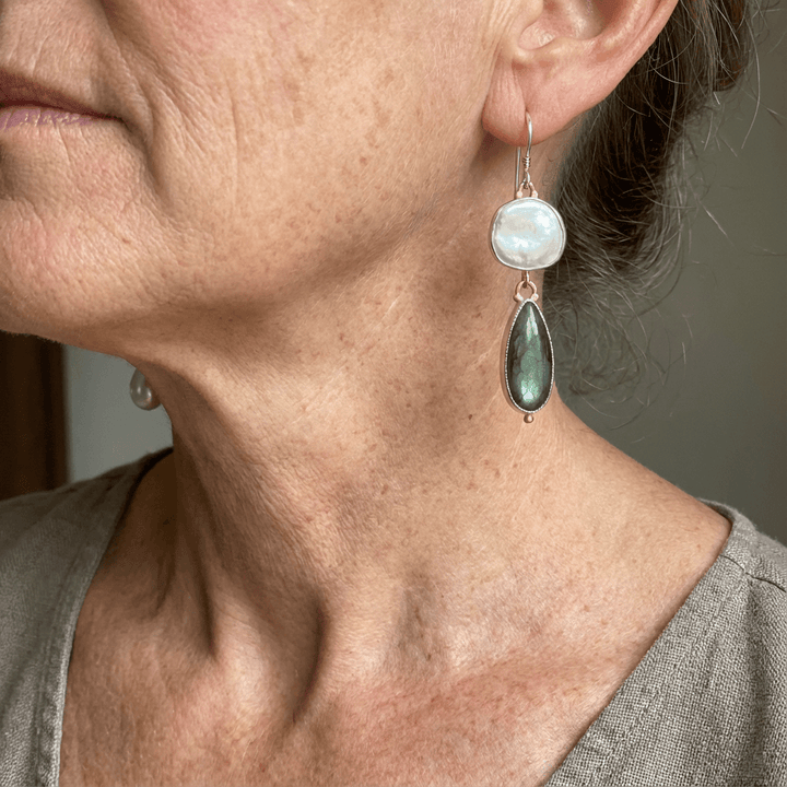 Elegantes pendientes llamativos con perlas de labradorita