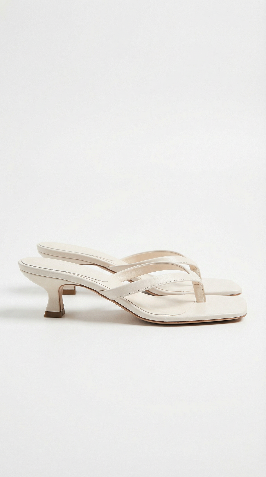Sandalias de tiras entre los dedos de Jessica con tacón bajo