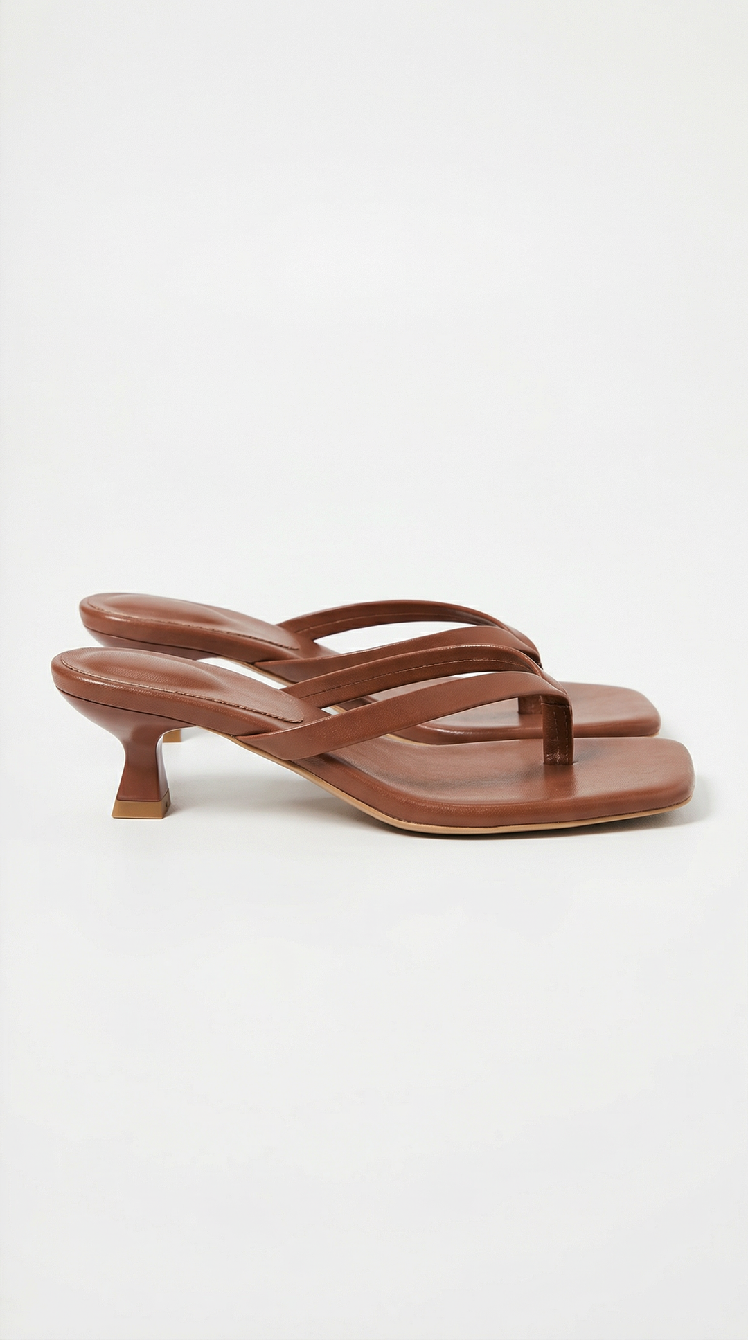 Sandalias de tiras entre los dedos de Jessica con tacón bajo